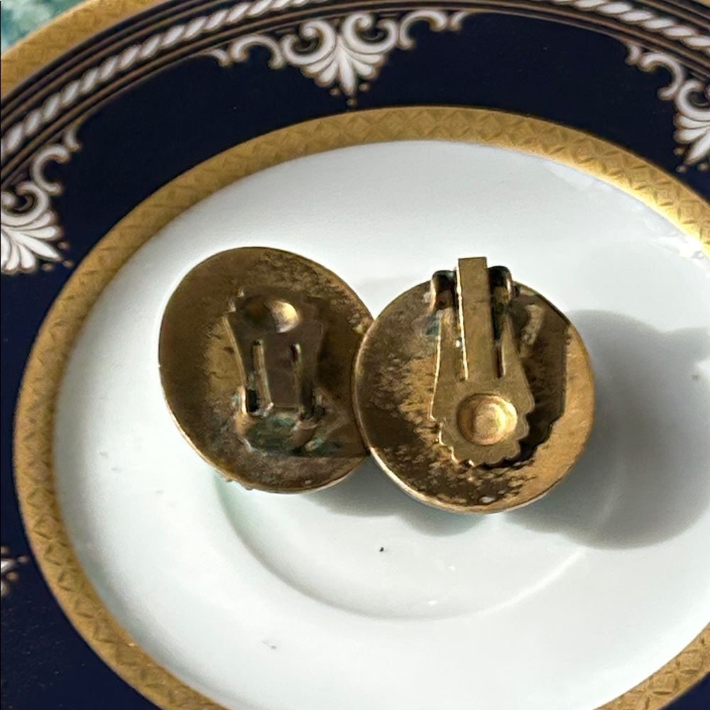 Vintage Peking Green Glass Brass Clip Earrings - Picture 5 of 5
